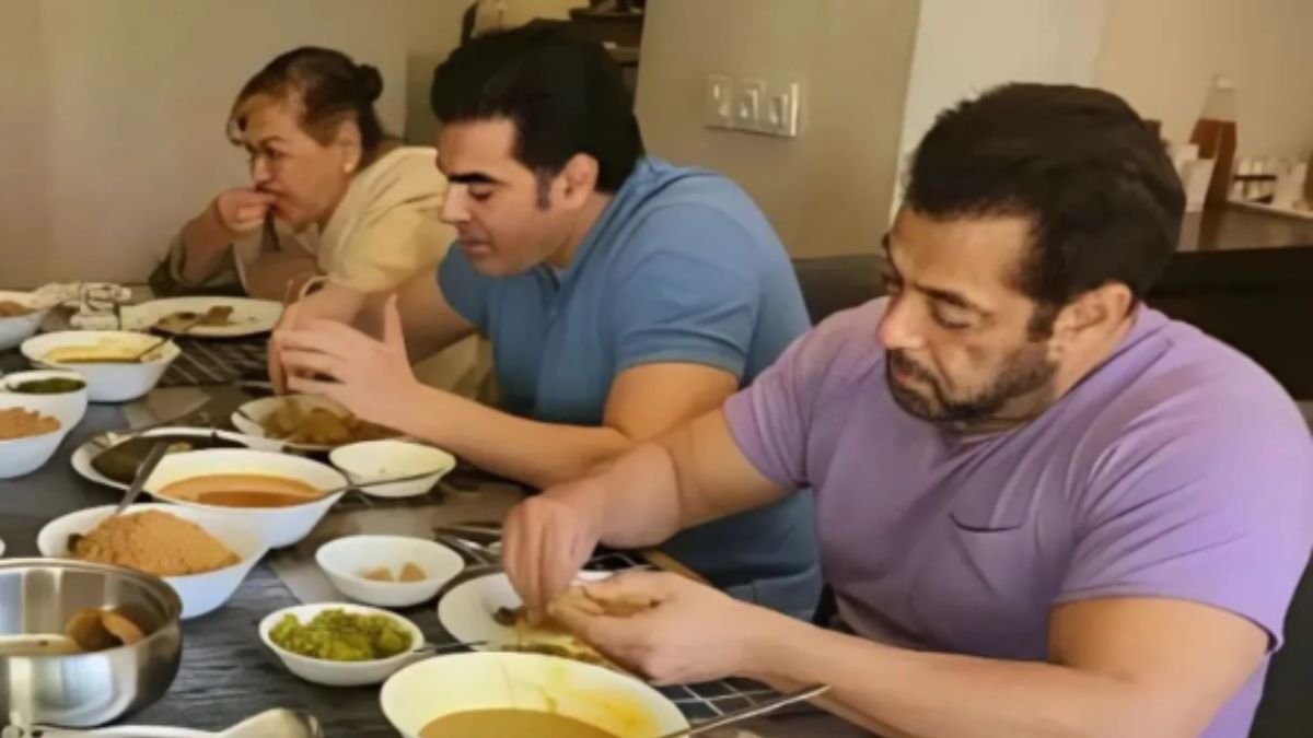 Salman Khan's Viral Pic Stars Him Having Meal With Brothers Sohail